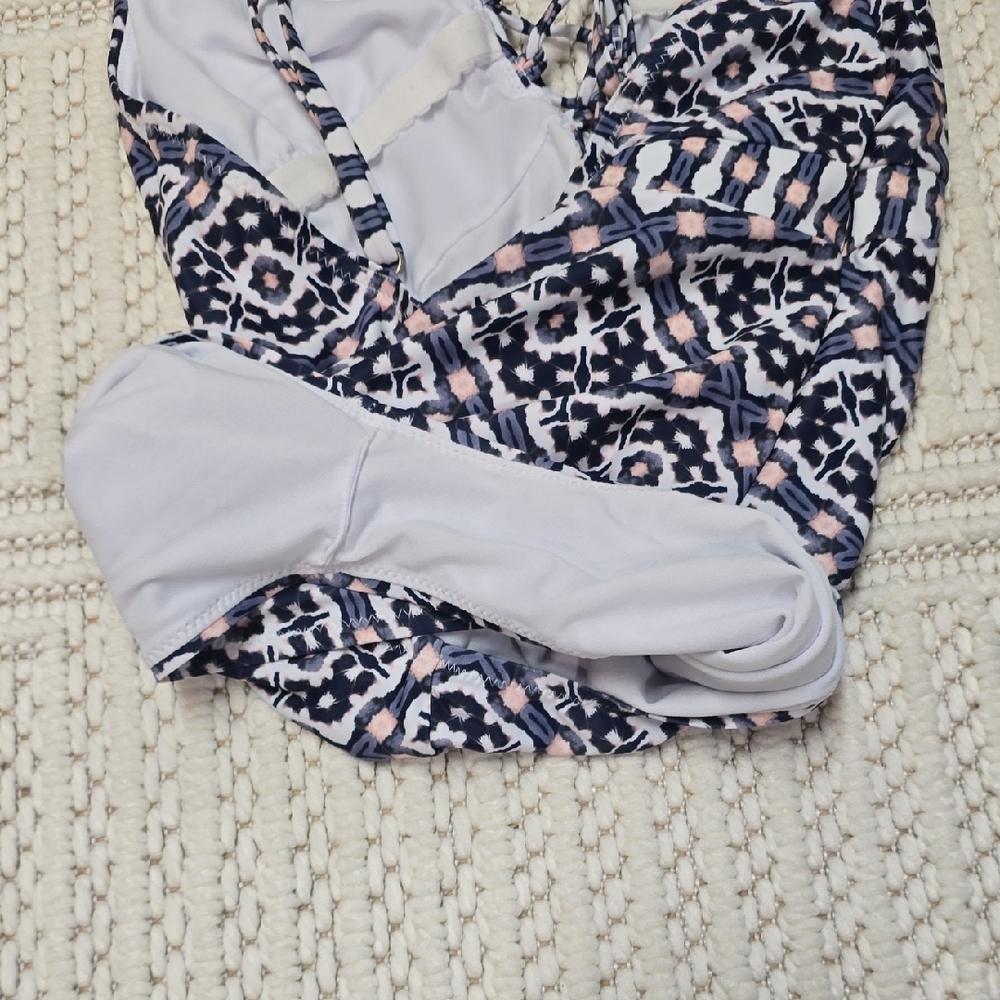 Jessica Simpson Black and White Geometric One Piece Swimsuit - Picture 11 of 12